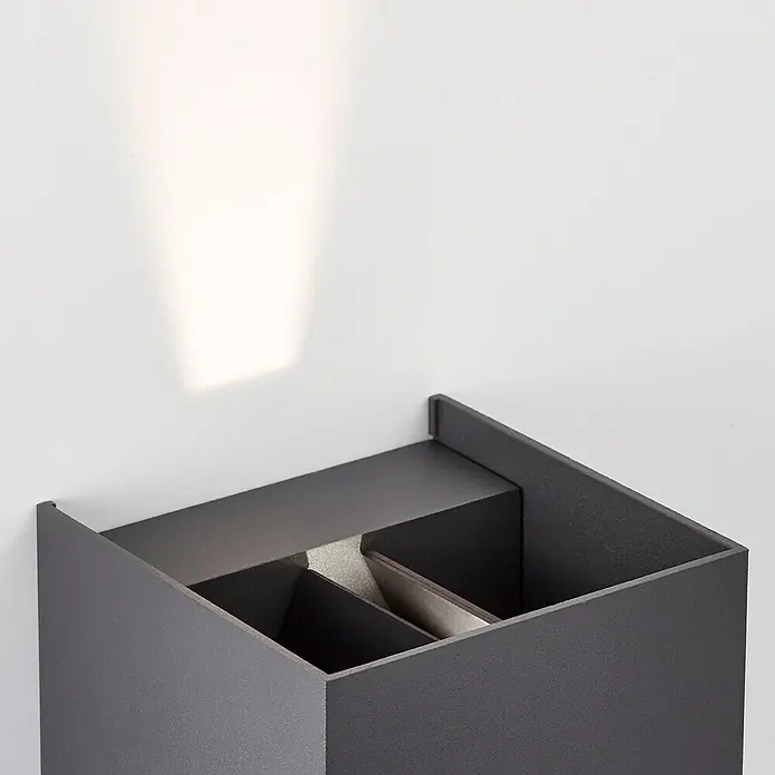 Brilliant LED-Außenwandleuchte Hilly - 6,5 W, 10 x 10 x 10 cm, Dunkelgrau, IP44 - Nahaufnahme eines grauen, würfelförmigen Wandorganizers mit mehreren Fächern zur Aufbewahrung von Gegenständen.