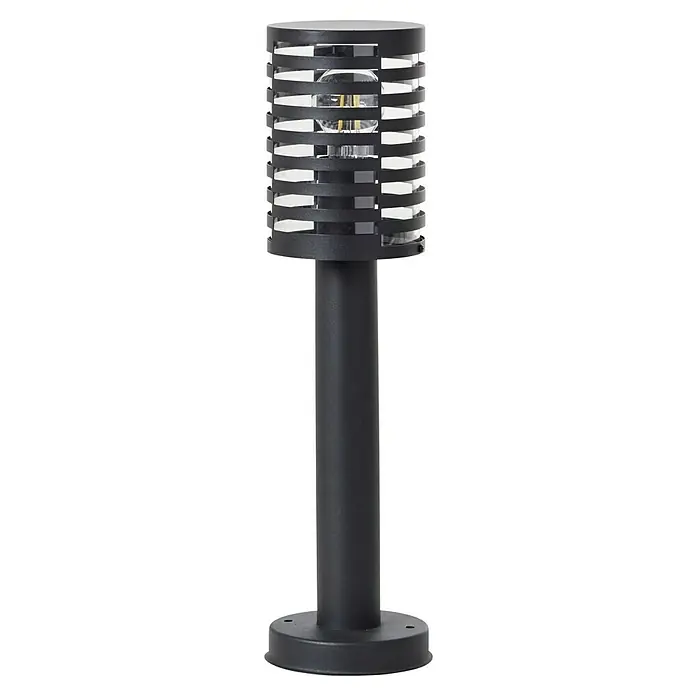 Brilliant Venlo Außensockelleuchte - 60 W, Farbe Gehäuse: Schwarz matt, Ohne Leuchtmittel - Eine moderne, schwarze Wegeleuchte mit einem Lampenschirm aus horizontalen Streben, die ein warmes Licht spendet. Ideal für Gärten.