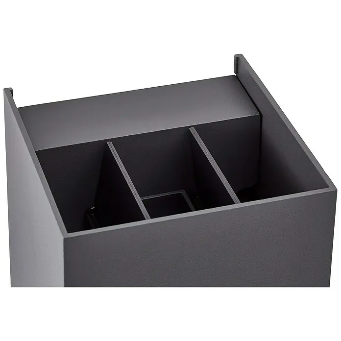 Brilliant LED-Außenwandleuchte Hilly - 6,5 W, 10 x 10 x 10 cm, Dunkelgrau, IP44 - Ein grauer, viereckiger Stifthalter mit drei Fächern, der sich ideal für die Organisation von Büromaterial eignet.