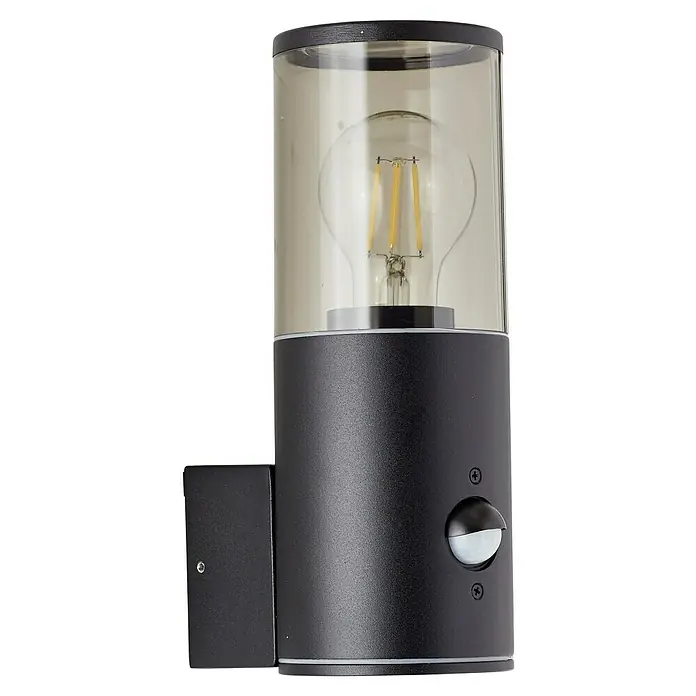 Brilliant Sensor-Außenleuchte Sergioro - 20 W, 12,5 x 9 x 20,2 cm, Schwarz matt, IP44 - Nahaufnahme einer stilvollen schwarzen Außenwandleuchte mit Bewegungsmelder und dekorativer Glühbirne.