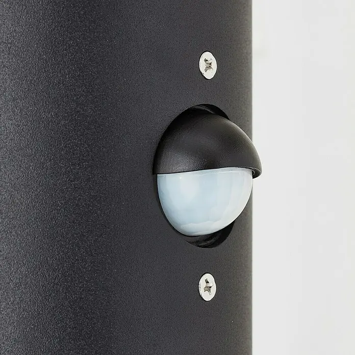 Brilliant Sensor-Außenleuchte Sergioro - 60 W, 12,5 x 9 x 33,2 cm, Schwarz matt, IP44 - Detailansicht eines schwarzen Bewegungsmelders an einer Lampe, befestigt mit zwei Schrauben.