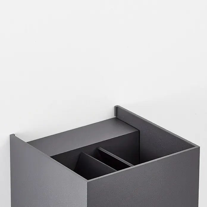 Brilliant LED-Außenwandleuchte Hilly - 6,5 W, 10 x 10 x 10 cm, Dunkelgrau, IP44 - Ein grauer Wandorganizer mit Fächern, der ideal für die Aufbewahrung von Stiften und kleinen Gegenständen ist. Das schlichte Design passt gut ins Büro.