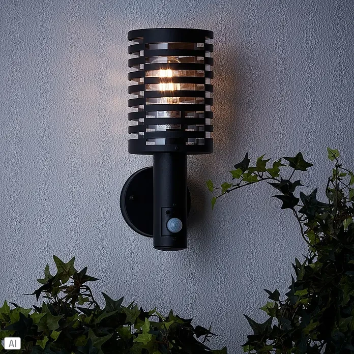 Brilliant Venlo Sensor-Außenleuchte - 18 W, Ø x H: 12,7 x 32,7 cm, Schwarz matt, IP44 - Eine elegante schwarze Wandleuchte mit Bewegungsmelder und einem dekorativen Gitter, das warmes Licht ausstrahlt und für Sicherheit sorgt.