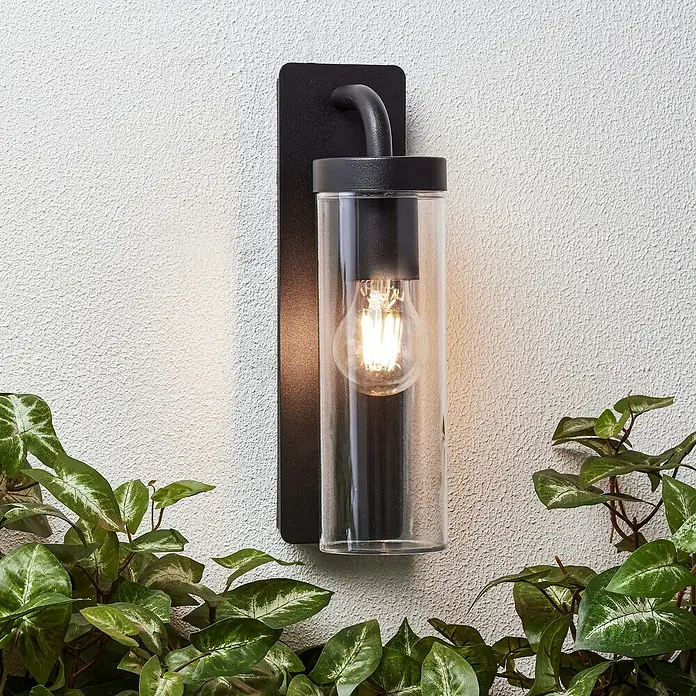 Brilliant Außenwandleuchte Aosta - 60 W, 12 x 8,5 x 30,6 cm, Schwarz matt, IP44, Hängend - Wandleuchte mit klarem Zylinderglas und schwarzer Halterung, ideal für Aussenbereiche. Sie sorgt für stilvolle Beleuchtung.