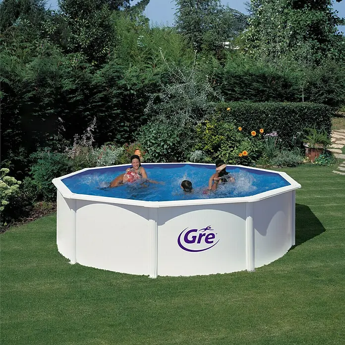 Gre Piscina de acero desmontable Fidji - Ø x Al: 460 x 120 cm, Blanco, 17.450 l - Piscina elevada Gre con familia disfrutando del agua azul refrescante, rodeada de exuberante vegetación.