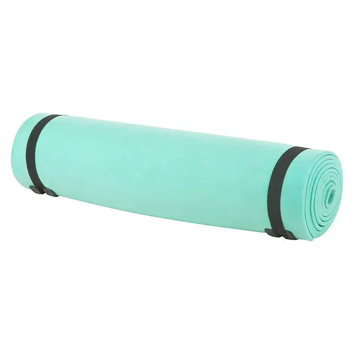 Alfombra exterior aislante - Colores surtidos, 180 x 50 cm - Una esterilla de yoga enrollada de color azul claro con correas negras, perfecta para el ejercicio. Ideal para yoga o fitness.