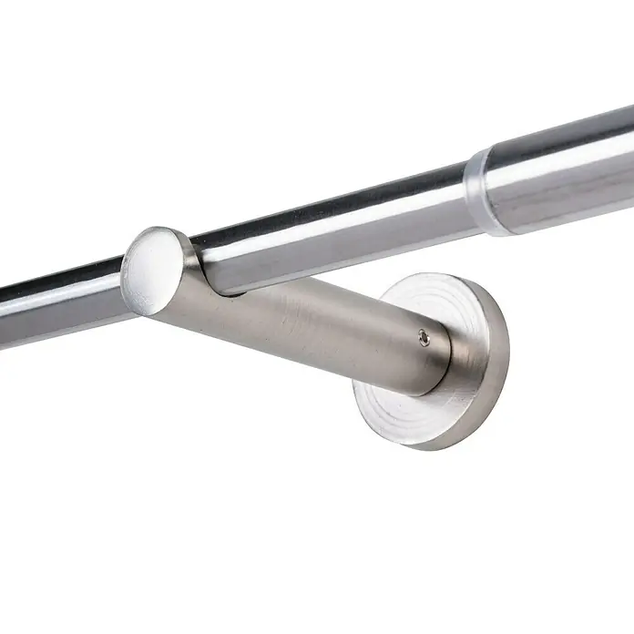 Stilgarnitur Mino - Länge Gardinenstange: 100 cm - 190 cm, Edelstahl-Optik - Nahaufnahme einer Edelstahl-Duschvorhangstange mit Halterung, die an einer weißen Wand befestigt ist.