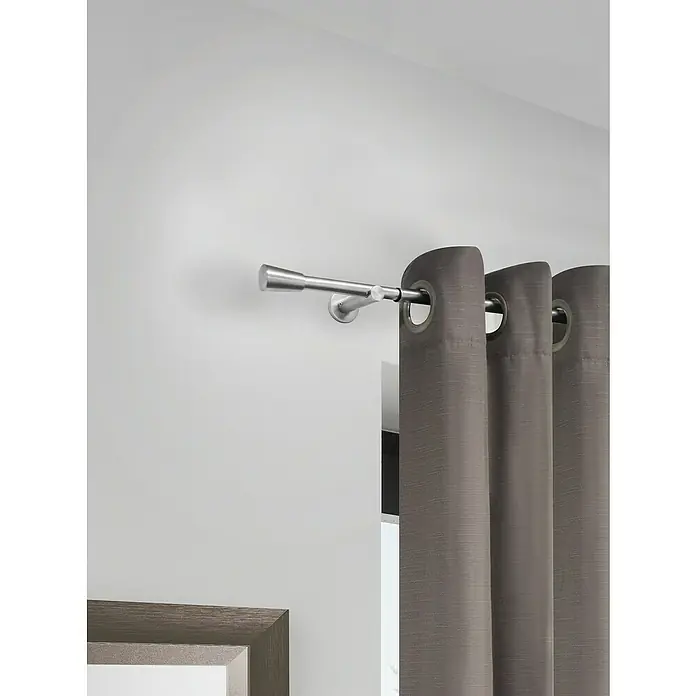 Stilgarnitur Mino - Länge Gardinenstange: 100 cm - 190 cm, Edelstahl-Optik - Nahaufnahme einer Gardinenstange mit daran befestigten grauen Ösenvorhängen vor einer hellgrauen Wand.
