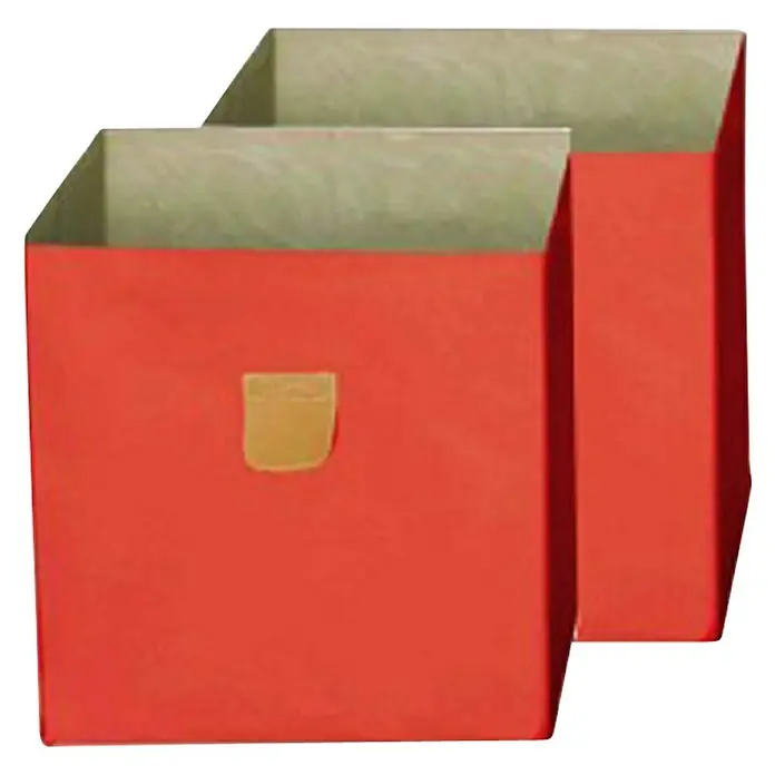 Phönix Aufbewahrungsbox Stor It - L x B x H: 34 x 34 x 34 cm, Kunststoff, Orange - Zwei rote quadratische Stoffaufbewahrungsboxen, eine mit einer beigen Ledertasche, zur Aufbewahrung von Gegenständen.
