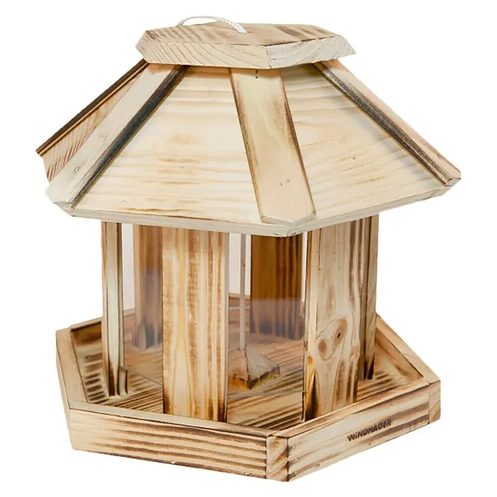 Windhager Vogelhaus - L x B x H: 26 x 26 x 24,5 cm, Natur, Geflammt, Holz - Detailaufnahme eines sechseckigen Vogelhauses aus Holz mit einem Seil zum Aufhängen und dem Schriftzug Windhager.