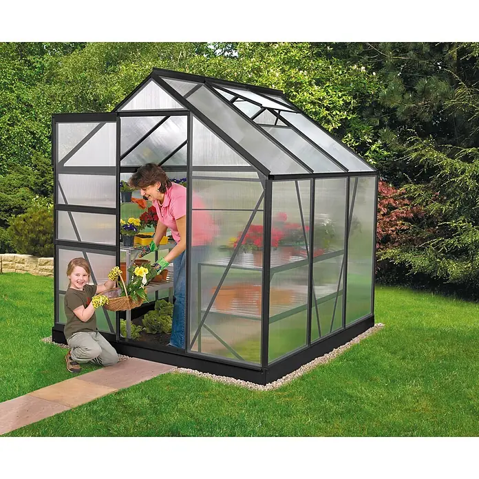 Vitavia Gewächshaus Venus 3800 - Außenmaß inkl. Dachüberstand (B x T): 195 x 195 cm, 6 mm, Schwarz - Ein Gewächshaus aus Polycarbonat steht im Garten, während eine Frau und ein Mädchen gärtnern.