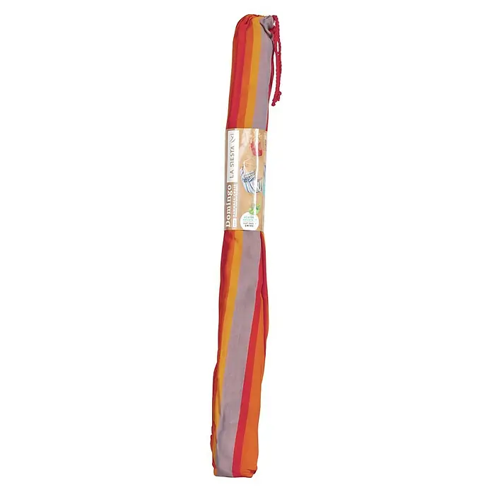 La Siesta Hängesessel Domingo Basic - Toucan - Gerollte, bunte Hängematte von La Siesta mit farbigen Streifen und Produktinformationen auf der Verpackung.