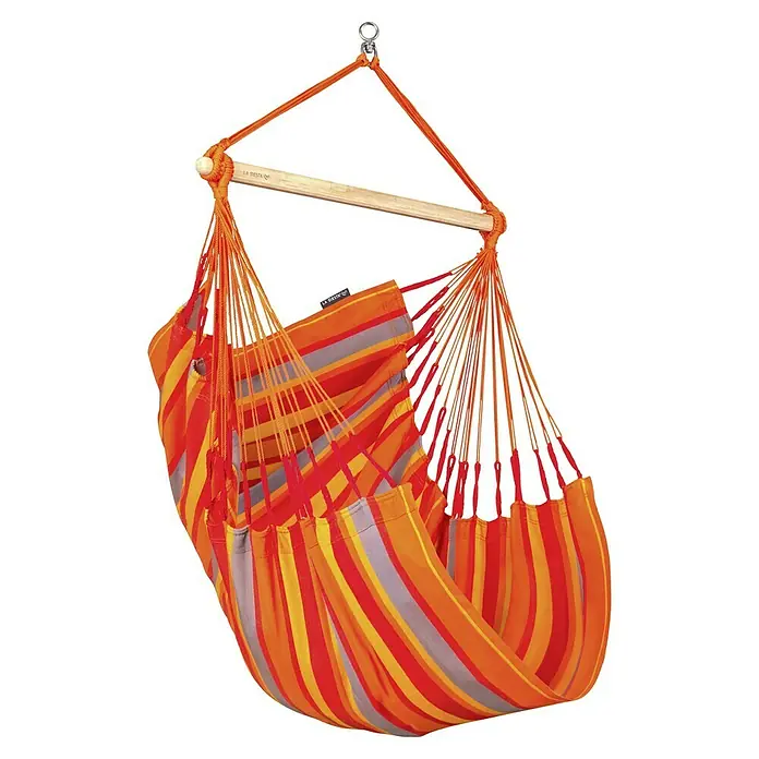 La Siesta Hängesessel Domingo Basic - Toucan - Hängesessel mit einem bunten Streifenmuster in Orange, Gelb, Rot und Grau, aufgehängt an einer Holzstange.