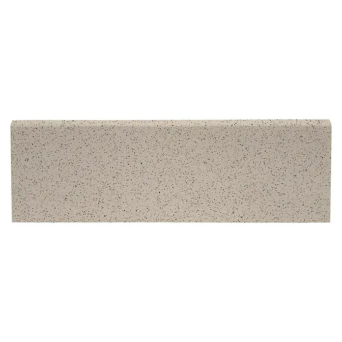 Sockelfliese Pompei - 10 x 30 cm, Sand, Matt - Nahaufnahme eines Sockelsteins mit gesprenkeltem Muster, ideal für Küchen- oder Badezimmerrenovierungen.