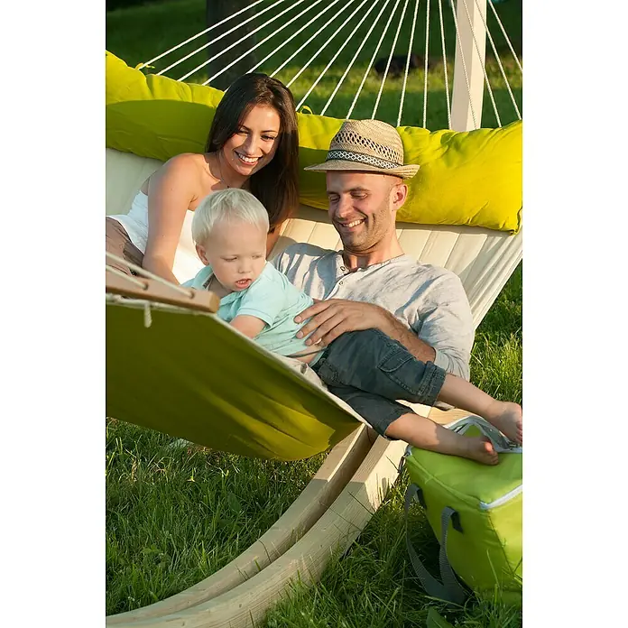 La Siesta Doppelstabhängematte Alabama - L x B: 400 x 140 cm, Avocado - Eine Familie entspannt sich in einer Hängematte im Garten. Die Hängematte bietet Komfort und Entspannung im Freien für die ganze Familie.
