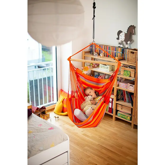 La Siesta Hängesessel Domingo Basic - Toucan - Entzückendes Mädchen entspannt in einer Hängehöhle im Kinderzimmer. Das farbenfrohe Design der Hängematte ist ein echter Hingucker.