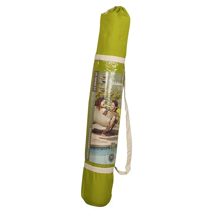 La Siesta Doppelstabhängematte Alabama - L x B: 400 x 140 cm, Avocado - Eine grüne LA SIESTA Alabama Stabhängematte im zugehörigen Packsack. Die Hängematte ist ordentlich verpackt und für den Transport vorbereitet.