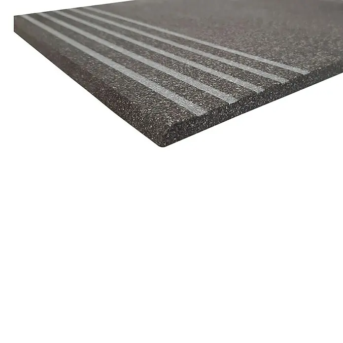 Stufen- & Abdeckplatte Elba - 30 x 30 cm, Anthrazit, Matt - Nahaufnahme einer schwarzen, rutschfesten Bodenfliese mit hellgrauen Rillen. Ideal für sichere Bodenbeläge.