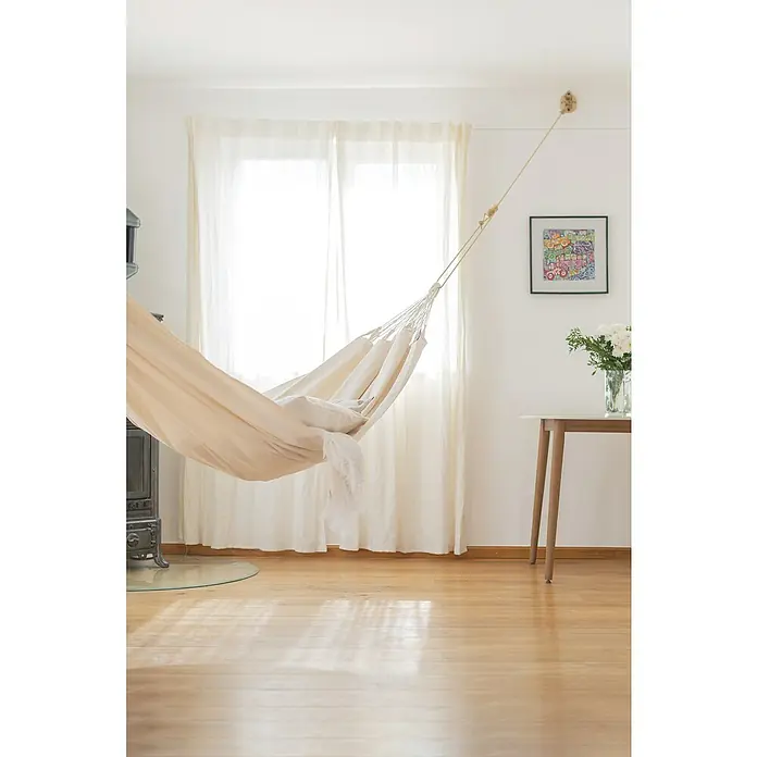 La Siesta Hängematte Modesta - L x B: 300 x 140 cm, Latte, Single - Die Hängematte im Raum lädt zum Entspannen ein. Sie ist an der Wand befestigt und scheint sehr bequem zu sein.