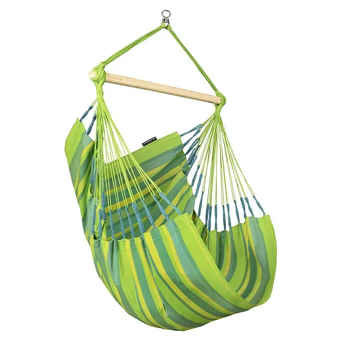 La Siesta Hängesessel Domingo Basic - Lime - Das Bild zeigt einen farbenfrohen, gestreiften Hängesessel mit einer Holzstange und grünen Seilen vor einem schwarzen Hintergrund.