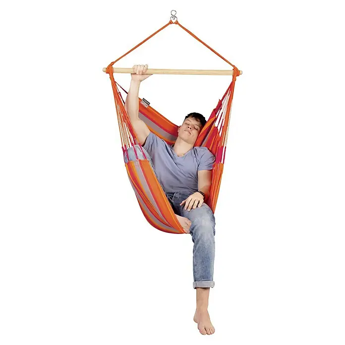 La Siesta Hängesessel Domingo Basic - Toucan - Hängesessel mit Holzstab und Person darin, ideal zum Entspannen und Genießen des Komforts. Bequemer Hängesitz für ruhige Momente.