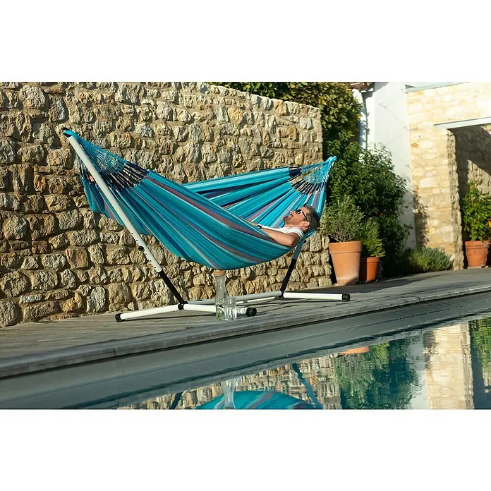 La Siesta Hängematte Brisa Kingsize - L x B: 400 x 180 cm, Wave - Entspannen Sie stilvoll in dieser gestreiften Hängematte mit einem robusten weißen Gestell neben dem Pool. Ideal für sonnige Tage und erholsame Momente.