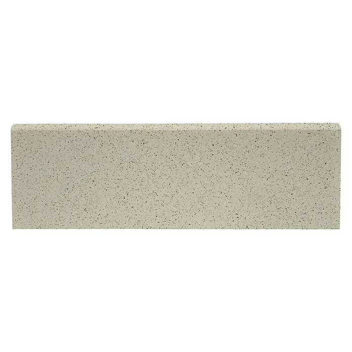 Sockelfliese Cefalu - 10 x 30 cm, Grau, Matt - Nahaufnahme eines länglichen, gesprenkelten Sockelsteins. Perfekt für moderne Innenarchitektur und Bauprojekte.