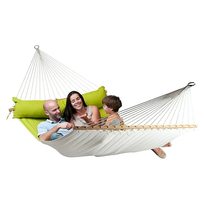 La Siesta Doppelstabhängematte Alabama - L x B: 400 x 140 cm, Avocado - Hängematte mit Familie. Die Hängematte aus Baumwolle und Holz bietet Platz für Eltern und Kind, um entspannt zu liegen.