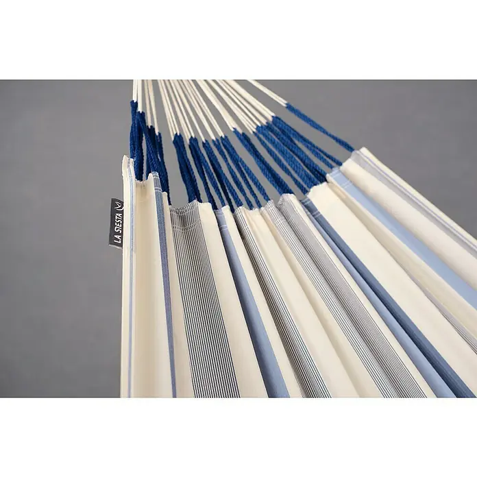 La Siesta Hängematte Brisa Kingsize - L x B: 400 x 180 cm, Sea Salt - Nahaufnahme einer gestreiften Hängematte von La Siesta mit blauen Akzenten und weißen Seilen, die zum Aufhängen dienen.
