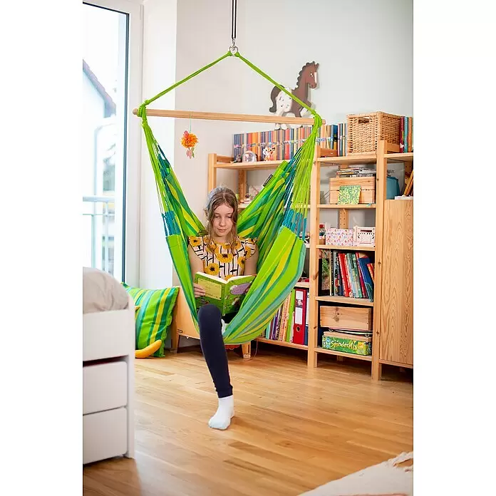 La Siesta Hängesessel Domingo Basic - Lime - Grüner und blau gestreifter Hängesessel für Kinder, von einem Mädchen lesend genutzt.