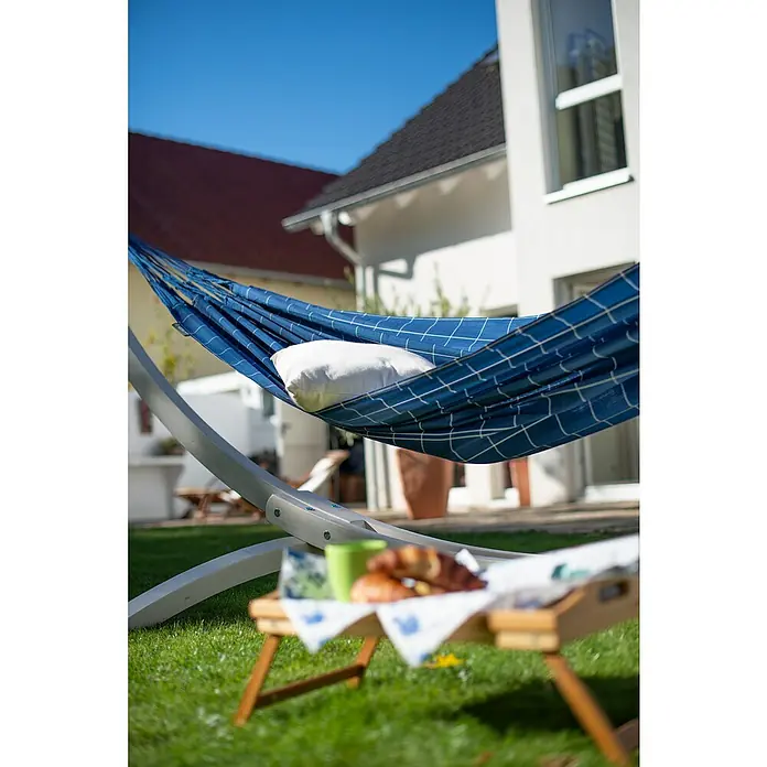 La Siesta Hängematte Brisa Kingsize - L x B: 400 x 180 cm, Marine - Entspannung pur: Eine blaue Hängematte mit Kissen und ein Frühstückstablett laden zum Verweilen im Garten ein.