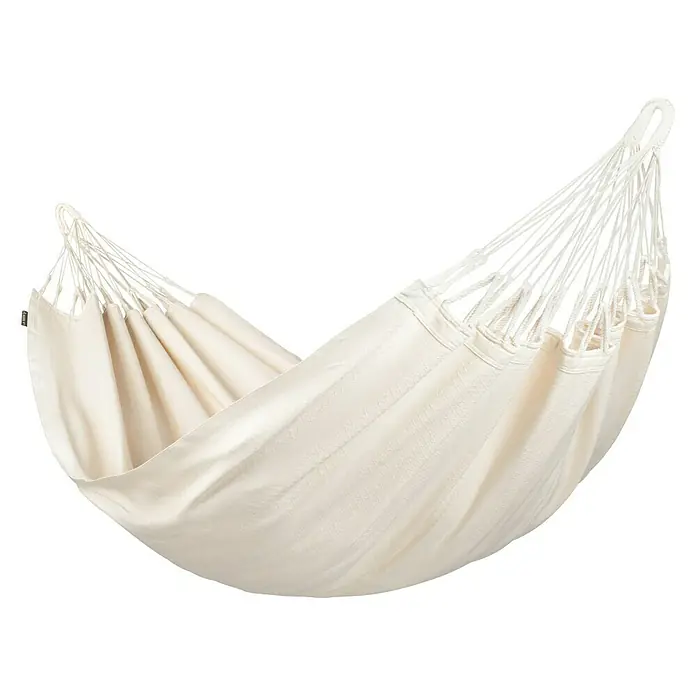 La Siesta Hängematte Modesta - L x B: 300 x 140 cm, Latte, Single - Nahaufnahme einer einfarbigen Hängematte aus Stoff mit weißen Seilaufhängungen, die zum Entspannen im Freien einlädt.