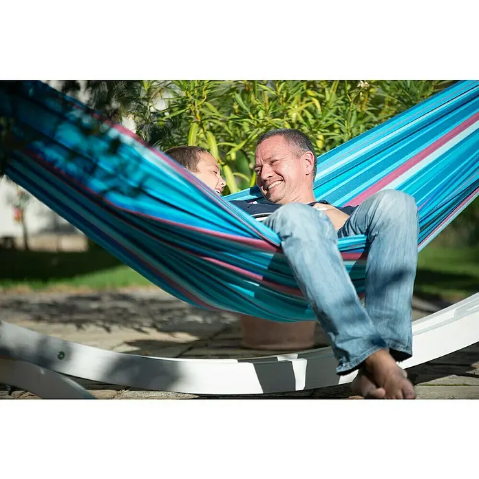 La Siesta Hängematte Brisa - L x B: 350 x 160 cm, Wave - Vater und Sohn entspannen in einer bunten Hängematte im Garten, genießen die Ruhe und das schöne Wetter.
