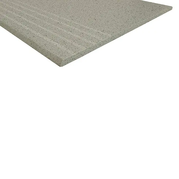 Stufen- & Abdeckplatte Cefalu - 30 x 30 cm, Grau, Matt - Nahaufnahme einer strukturierten, grauen Arbeitsplatte mit feinen Sprenkeln und abgerundeter Kante. Ideal für moderne Küchen.