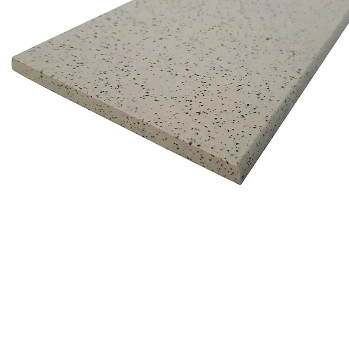 Sockelfliese Pompei - 10 x 30 cm, Sand, Matt - Nahaufnahme einer modernen Küchenarbeitsplatte mit gesprenkeltem Muster.