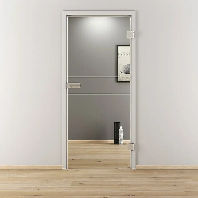 Diamond Doors Glasdrehtür 589 - 959 x 1.972 mm, DIN Anschlag: Rechts, Klarglas - Bild einer Glastür mit weißem Rahmen, die einen modernen Raum mit Holzboden und grauer Wand zeigt.