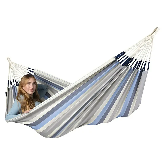 La Siesta Hängematte Brisa - L x B: 300 x 140 cm, Sea Salt - Frau entspannt in einer gestreiften Hängematte mit blau-grauen Streifen. Die Hängematte bietet Komfort und Stil für entspannte Stunden im Freien.