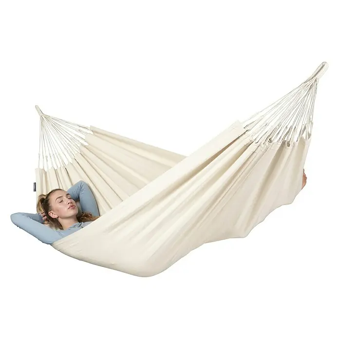 La Siesta Hängematte Modesta - L x B: 300 x 140 cm, Latte, Single - Frau entspannt in einer komfortablen, cremefarbenen Hängematte. Ideal für entspannte Stunden im Garten oder auf der Terrasse.