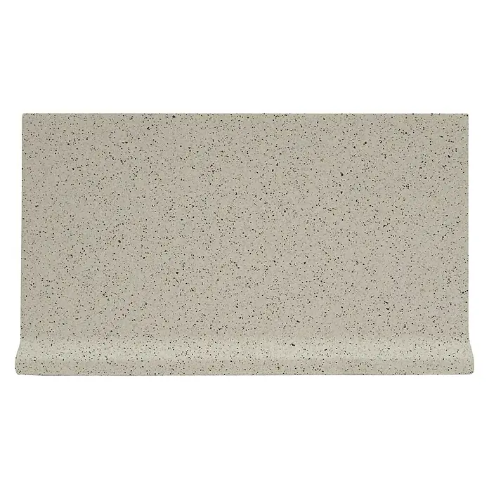 Sockelfliese Cefalu Hohlkehle - 10 x 20 cm, Grau, Matt - Nahaufnahme eines Sockelleistenelements in einem hellgrauen Farbton mit feinen dunklen Sprenkeln.
