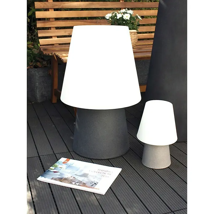 8 Seasons Design No. 1 LED-Solar-Dekoleuchte - Anthrazit, L x B x H: 39 x 39 x 60 cm - Ein großes und ein kleines Ambiente Leuchte mit grauem Fuß und weißem Schirm stehen auf einem Holzboden, daneben ein Katalog.