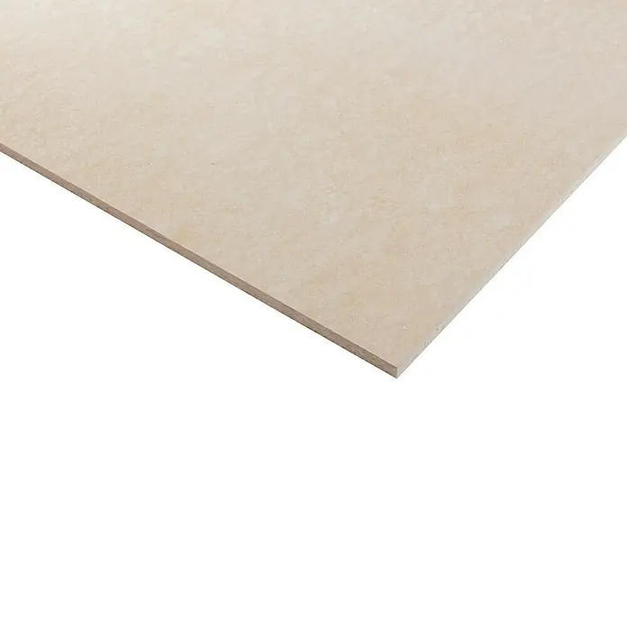 Rigips Rigidur Gipsfaserplatte 1-Mann-Platte - 1.200 x 600 mm, Stärke: 10 mm - Nahaufnahme einer hellbeigen Feinsteinzeugfliese, die ihre feine Textur und Farbe auf einer weißen Oberfläche hervorhebt.