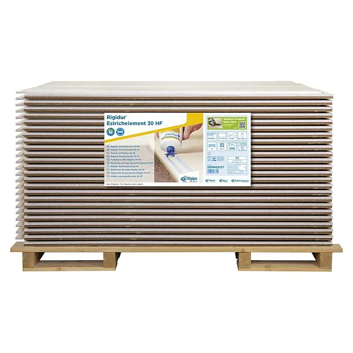 Rigips Rigidur Estrichelement HF - 1.500 x 500 x 30 mm - Ein Stapel Rigidur Estrichelemente 30 HF auf einer Holzpalette, ideal für den Innenausbau und zur Verbesserung des Raumklimas.