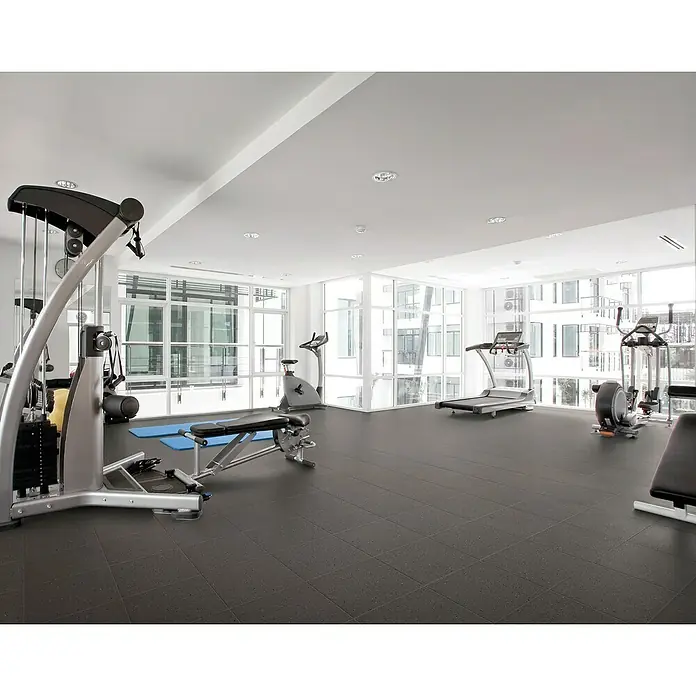 Feinsteinzeugfliese Elba - 30 x 30 cm, Anthrazit, Matt - Fitnessstudio mit Kraftstation, Laufband und Fahrrädern. Die Geräte sind modern und gut ausgestattet.