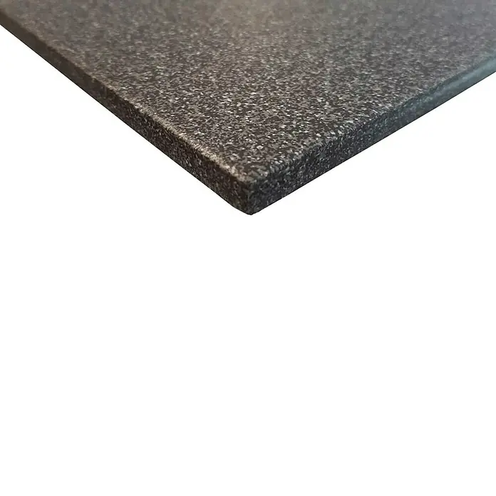 Feinsteinzeugfliese Elba - 30 x 30 cm, Anthrazit, Matt - Nahaufnahme einer schwarzen, leicht marmorierten Tischplatte mit abgerundeter Kante.