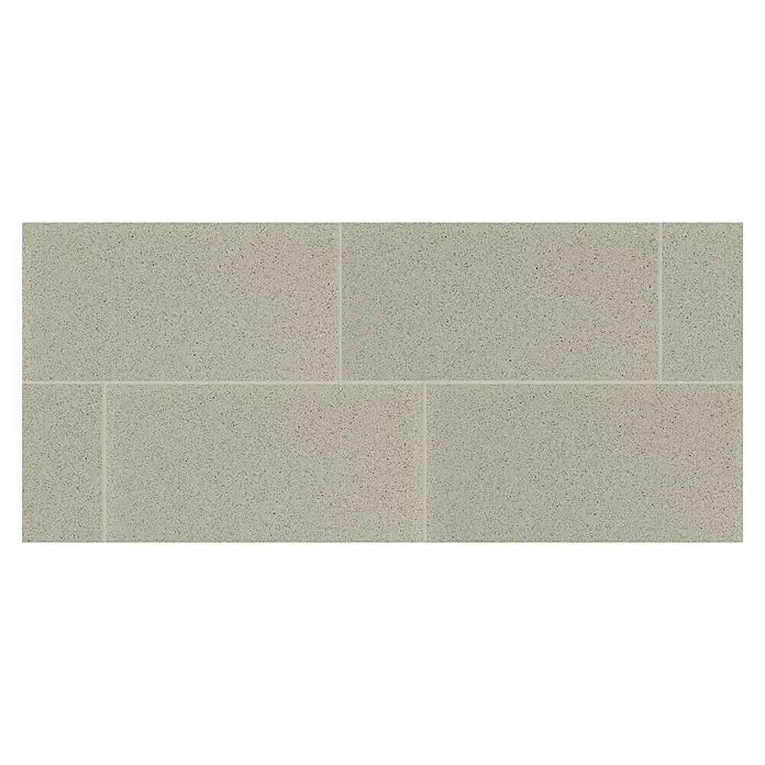 Feinsteinzeugfliese Cefalu - 30 x 60 cm, Grau, Matt - Nahaufnahme von hellgrauen Quarzbodenfliesen mit feiner Maserung und hellen Fugen, ideal für moderne Innenräume.