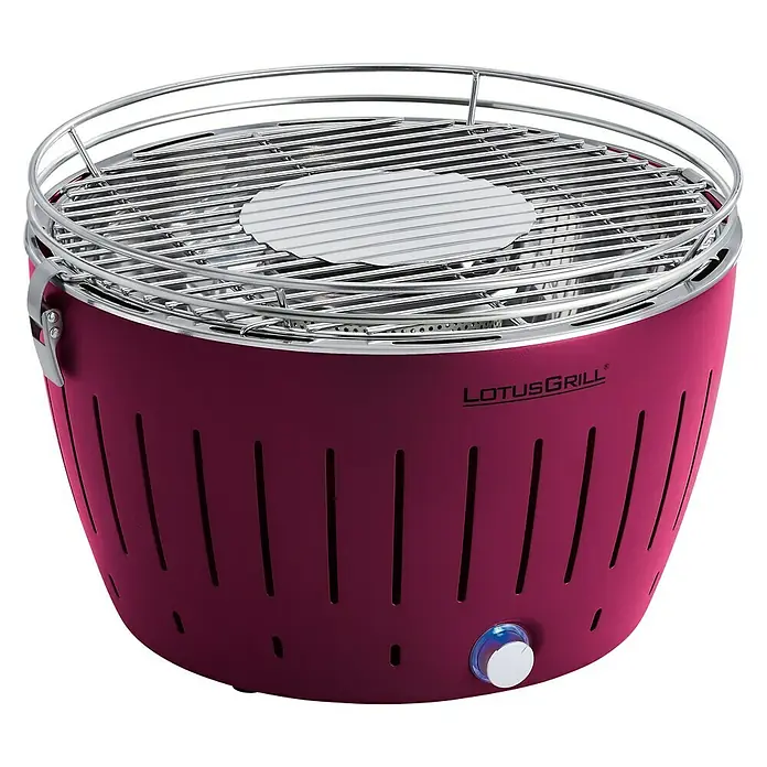 LotusGrill Holzkohlegrill Classic - Durchmesser Grillfläche: 34 cm, Pflaumenlila - Nahaufnahme eines LotusGrills in Pflaumenfarbe mit Grillrost und runder Platte. Ideal zum schnellen, rauchfreien Grillen im Freien.