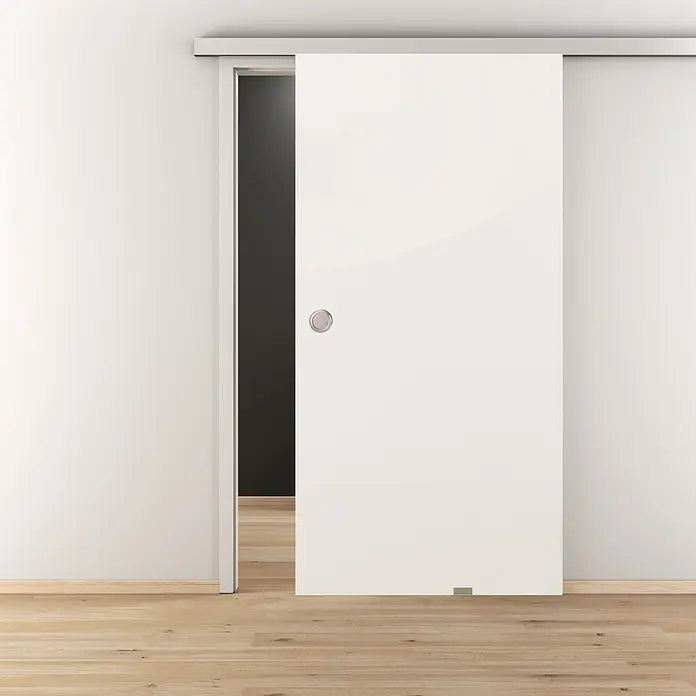 Diamond Doors Glasschiebetür 516 - 935 x 2.058 mm, Verbundsicherheitsglas (VSG) - Schiebetür in Weiß mit Metallelementen. Sie ist teilweise geöffnet und gibt den Blick in einen dunklen Raum frei. Der Boden ist aus hellem Holz.