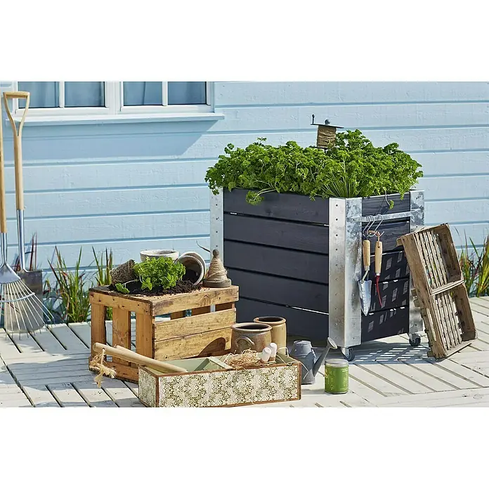 Plus Pflanzkübel eckig Cubic - 87 x 50 x 70 cm, Schwarz, Kiefer - Ein rustikaler Gartentisch mit Kräutern, Werkzeugen und Dekorationen, ideal für den Außenbereich.