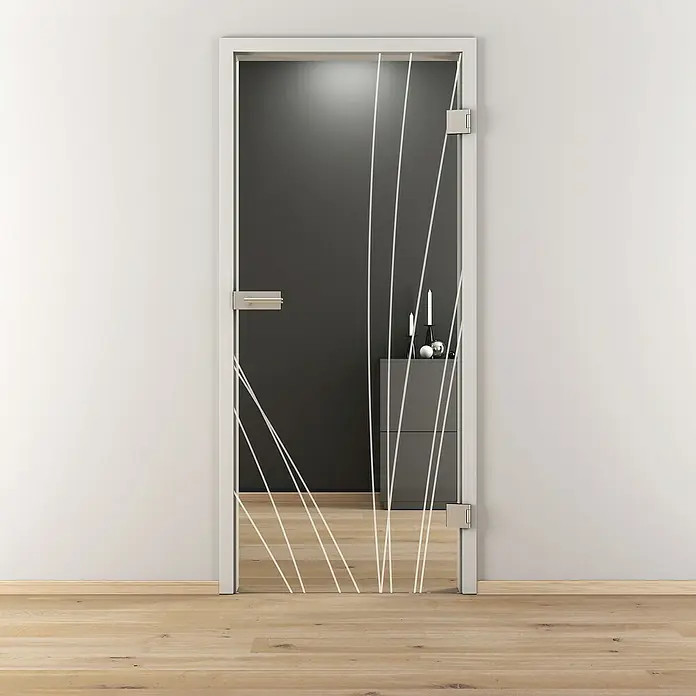Diamond Doors Glasdrehtür 559 - 834 x 1.972 mm, DIN Anschlag: Rechts, Klarglas - Glastür mit modernem, linearem Design. Die Tür rahmt einen Blick auf ein stilvolles Interieur mit Kommode und Kerzenständern.