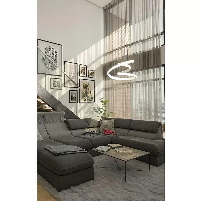 WOFI Tess Pendelleuchte - 32 W, L x B x H: 41 x 41 x 150 cm, Weiß - Großes graues Ecksofa mit flauschigem weißem Teppich und Couchtisch in modernem, sonnendurchfluteten Wohnzimmer.
